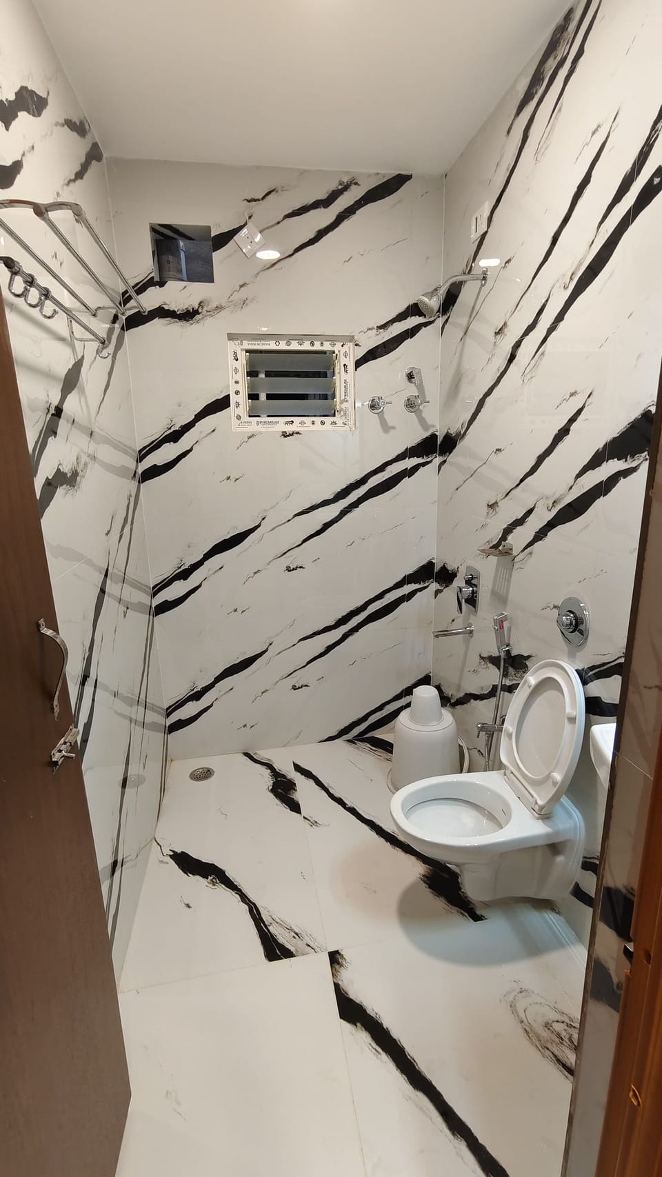 Deluxe Double Room, Balcony | Bathroom | Shower, free toiletries, soap, shampoo