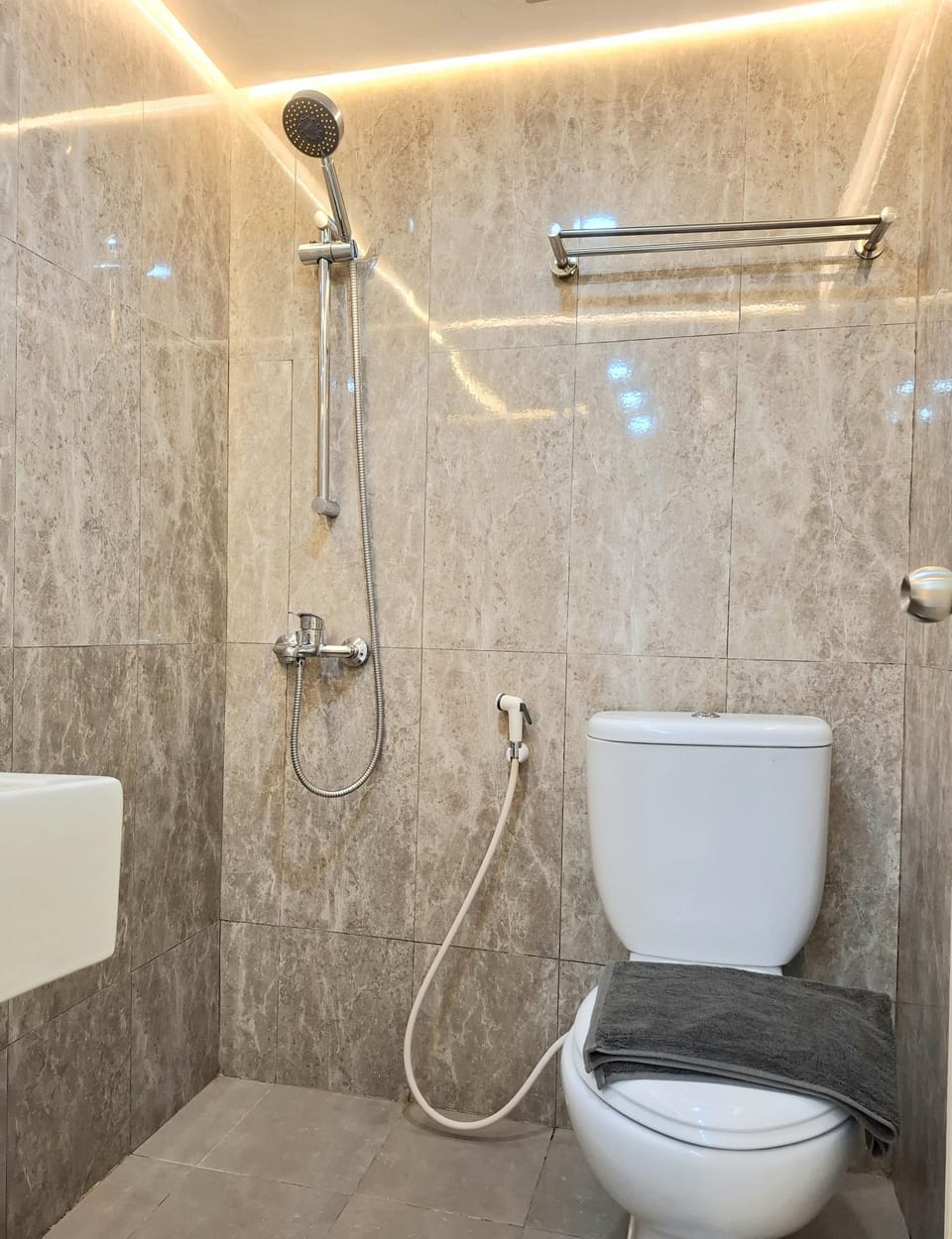 Superior Twin Room | Bathroom | Free toiletries, towels, soap, toilet paper