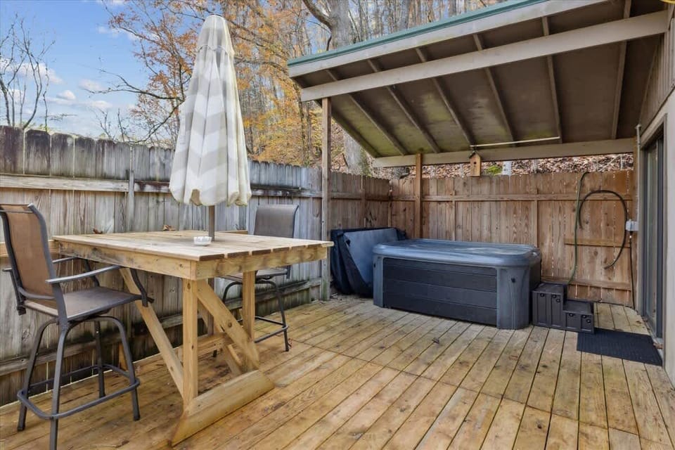  Sip drinks at the table, relax in the hot tub, and soak in the serene surroundings!