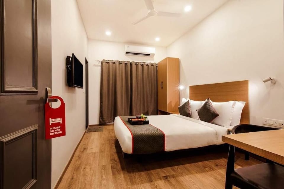 Classic Double Room, 1 Queen Bed, Private Bathroom | Hypo-allergenic bedding, down comforters, in-room safe, laptop workspace