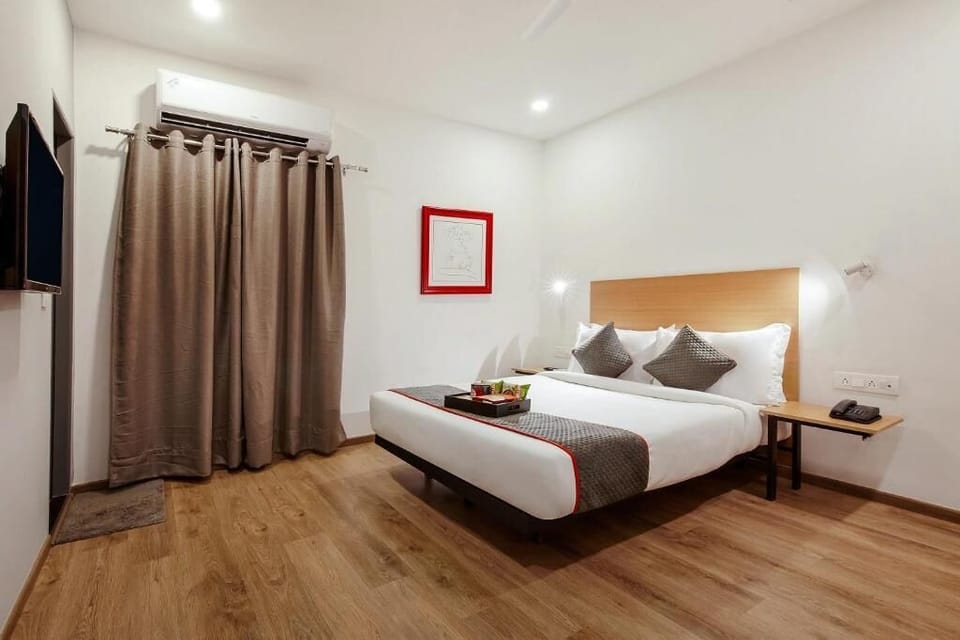 Classic Double Room, 1 Queen Bed, Private Bathroom | Hypo-allergenic bedding, down comforters, in-room safe, laptop workspace