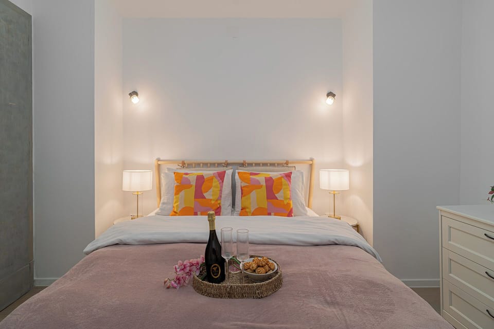 Top-Floor Romanian Athenae 2BR Apartment, Quiet City Views Apartment in Bucharest