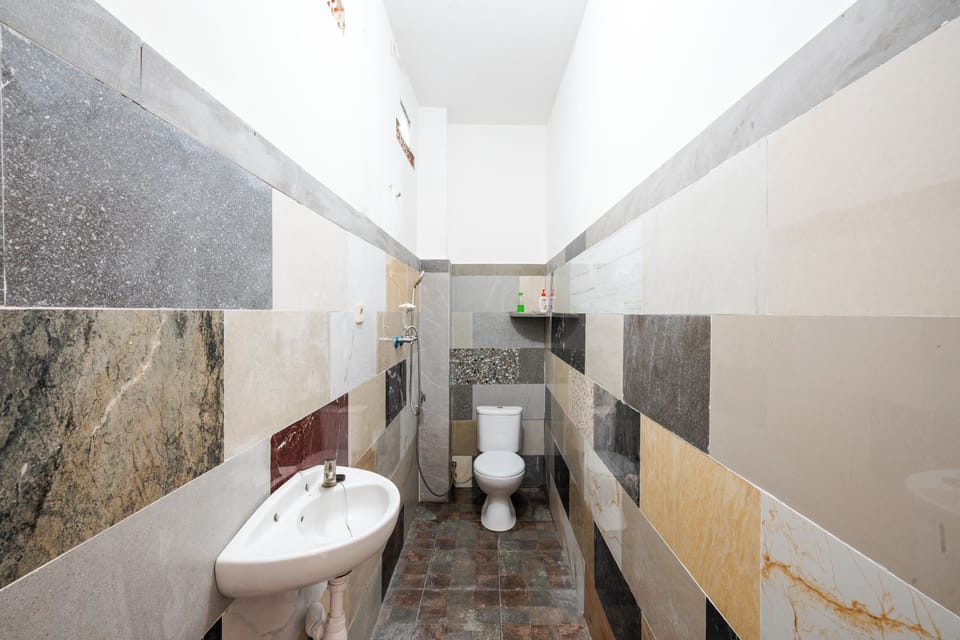 Deluxe Room | Bathroom | Shower, bidet, towels, soap