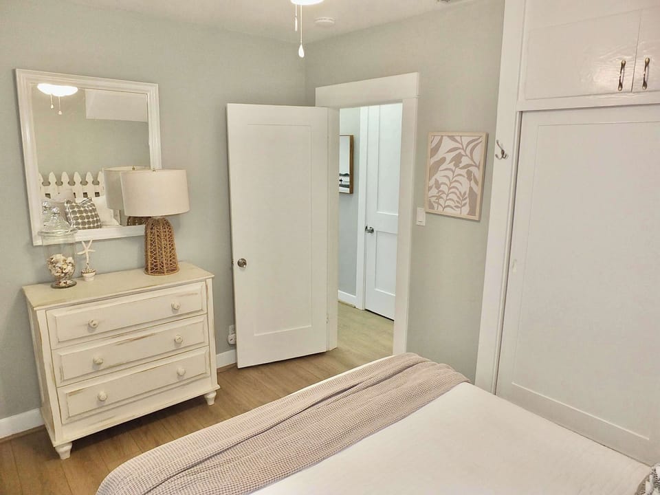 Bedroom 3 with Queen bed