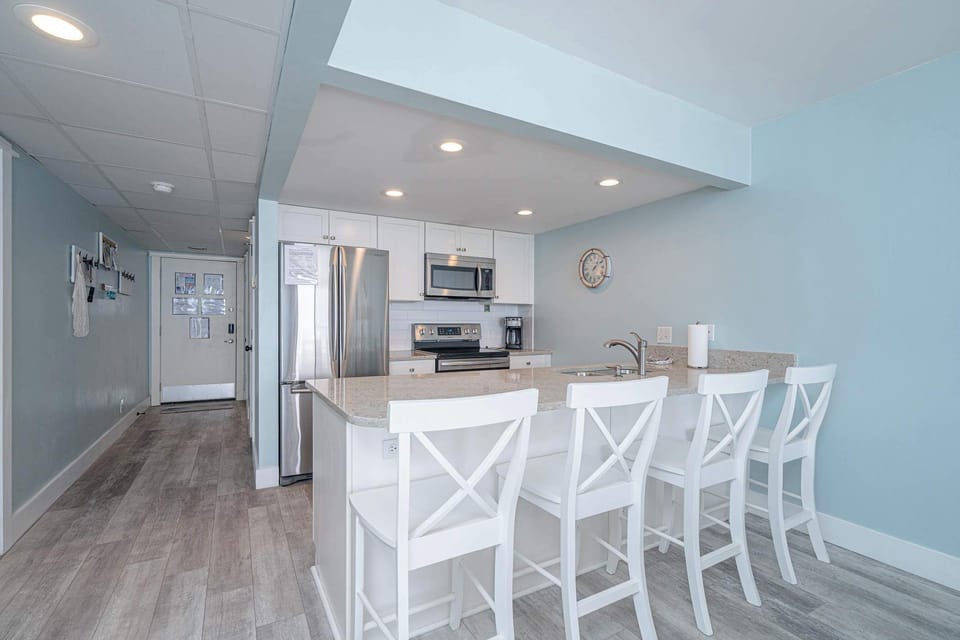 Full Kitchen and counter seating