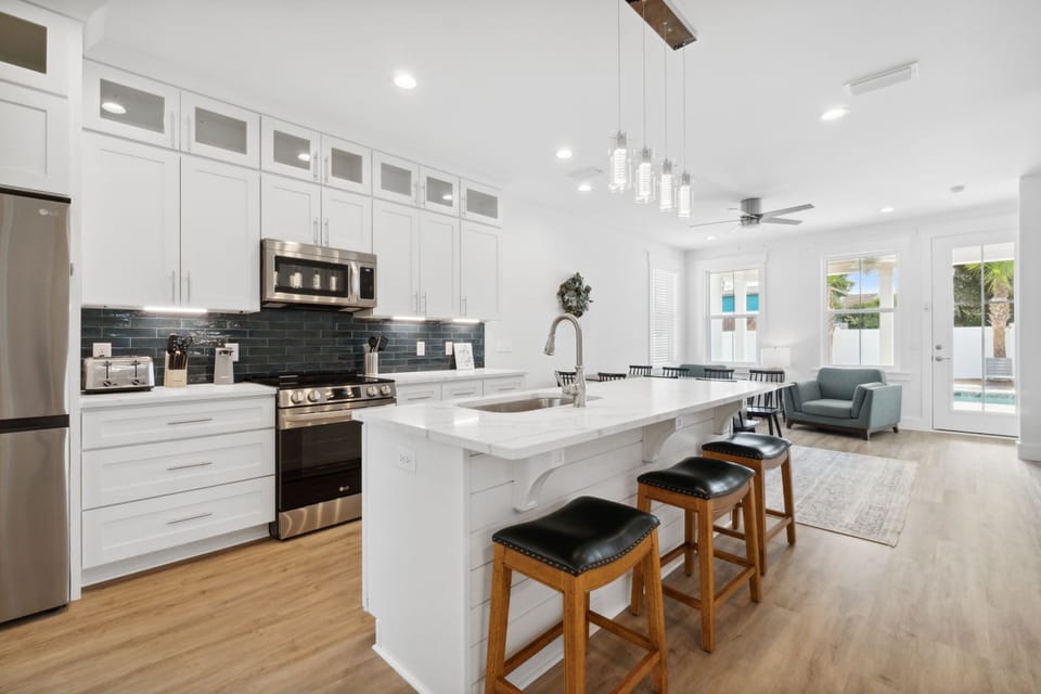 Fully equipped kitchen with stool seating