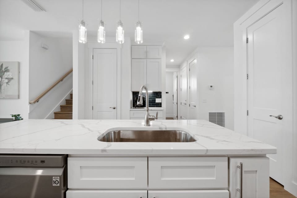 Fully equipped kitchen with stool seating