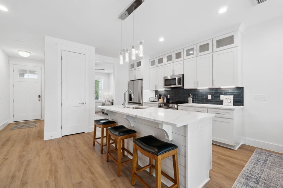 Fully equipped kitchen with stool seating