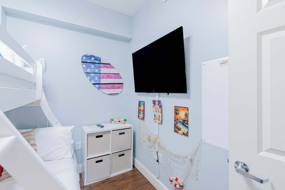 The alcove off the entryway offers a twin-over-queen bunkbed & Smart TV