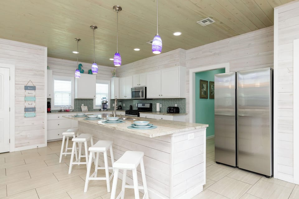 Kitchen bar counter with seating for 4