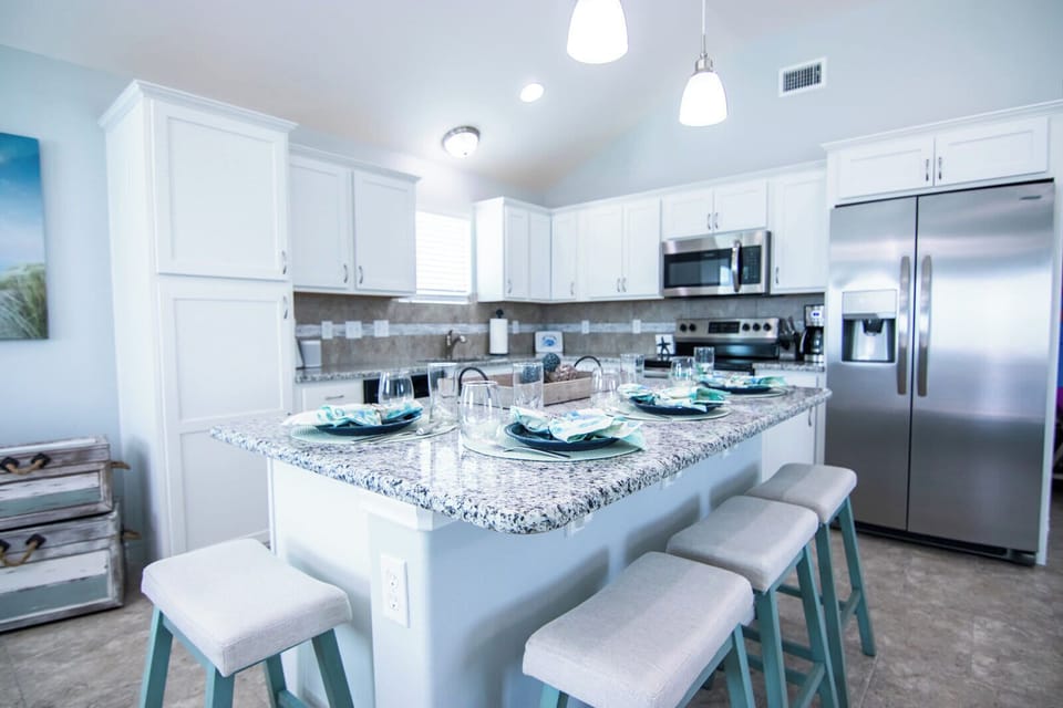 Kitchen bar counter with seating for 4