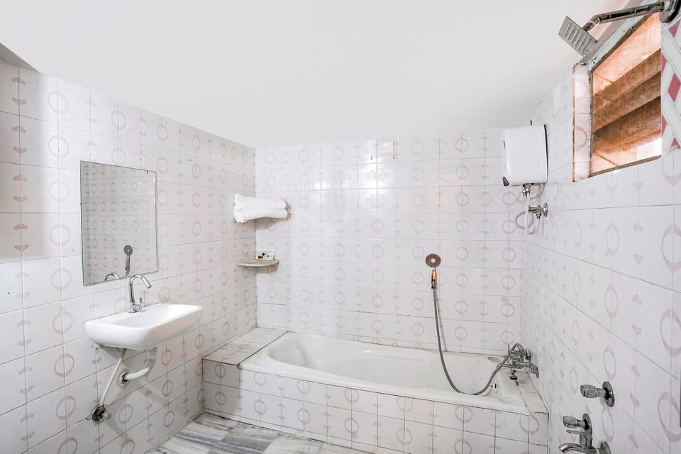 Deluxe Double Room, Balcony, City View | Bathroom | Free toiletries, towels, soap, shampoo