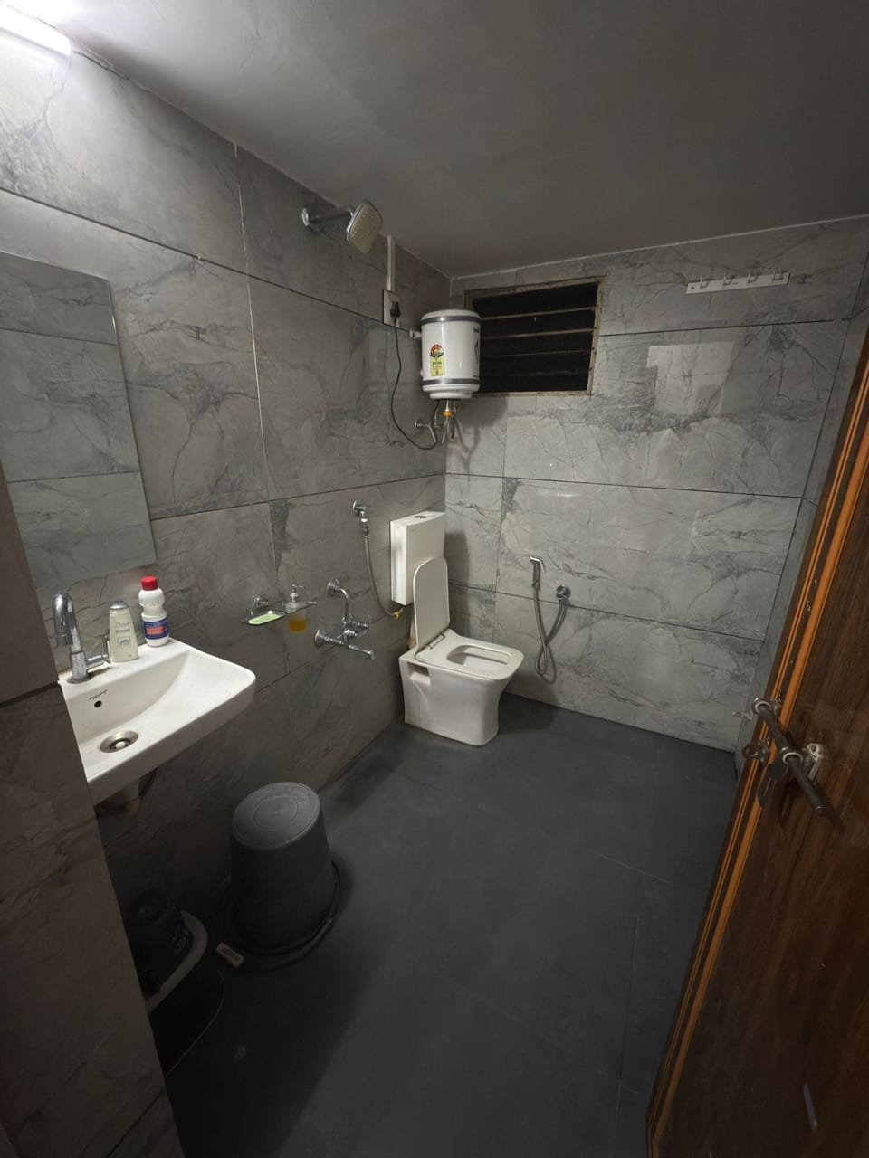 Basic Double Room | Bathroom | Free toiletries, towels, soap, shampoo