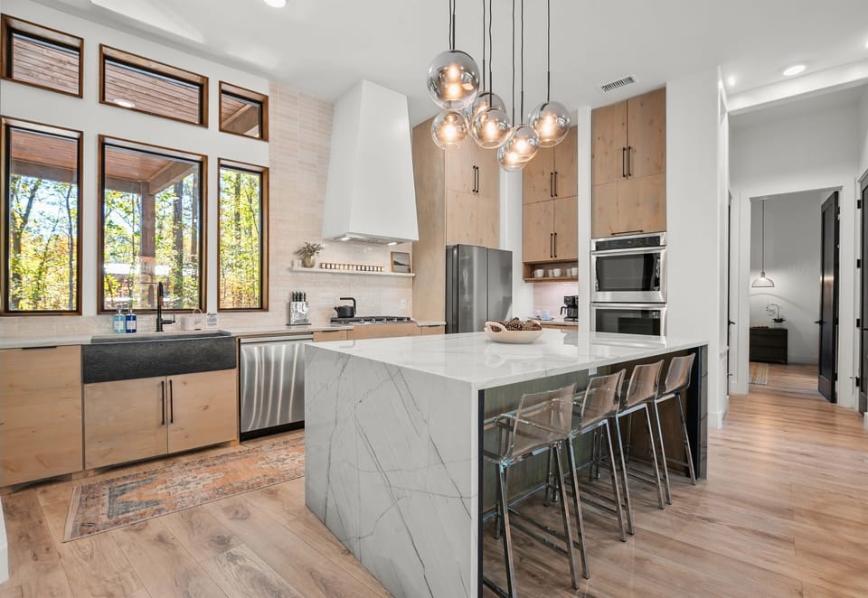 This chef’s kitchen, with its spacious layout and high-end appliances, makes cooking a pleasure. Whether you’re preparing snacks or a feast, you’ll find everything you need here.