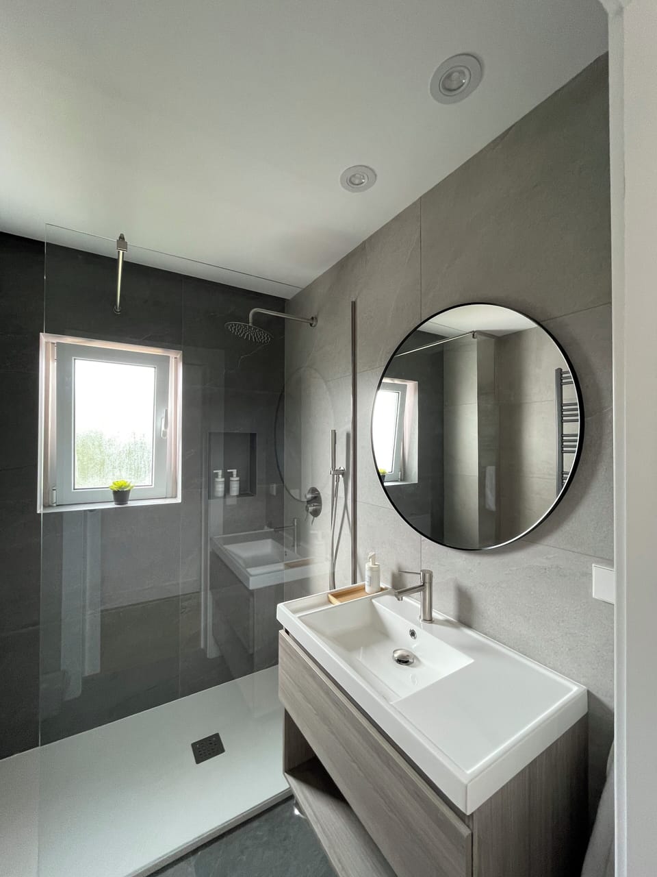 Studio Suite, 1 Queen Bed, Ensuite, Mountain View | Bathroom | Shower, hair dryer, towels, soap