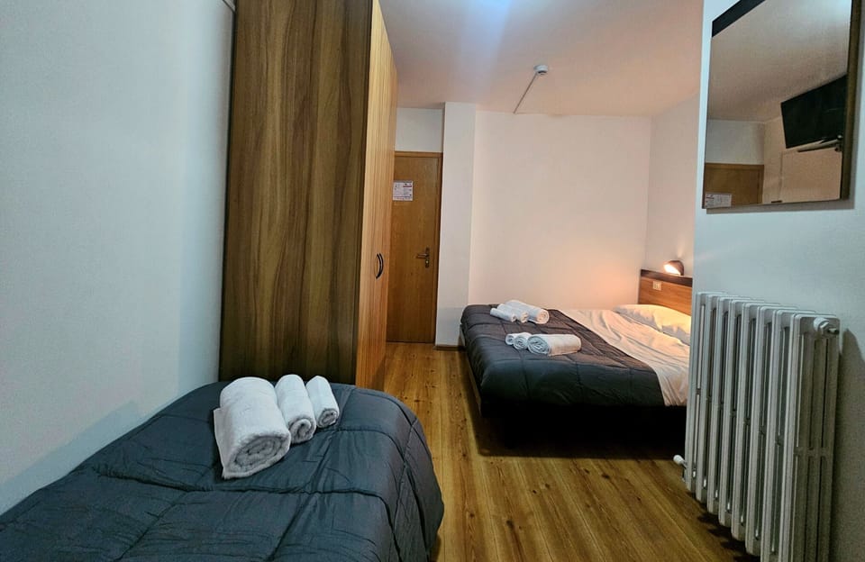 Desk, soundproofing, WiFi (free), bed sheets
