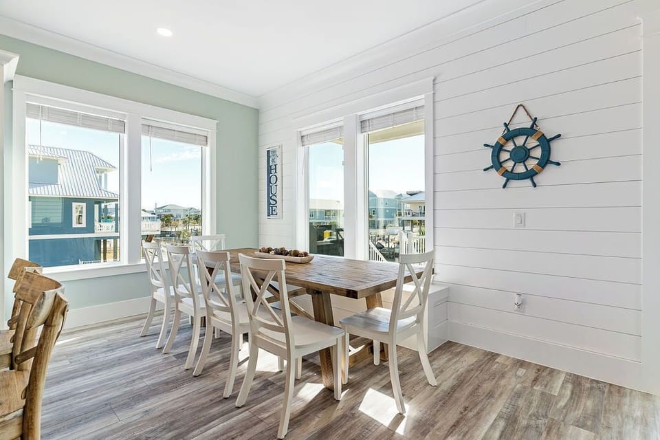 Seating for 10 at the dining table