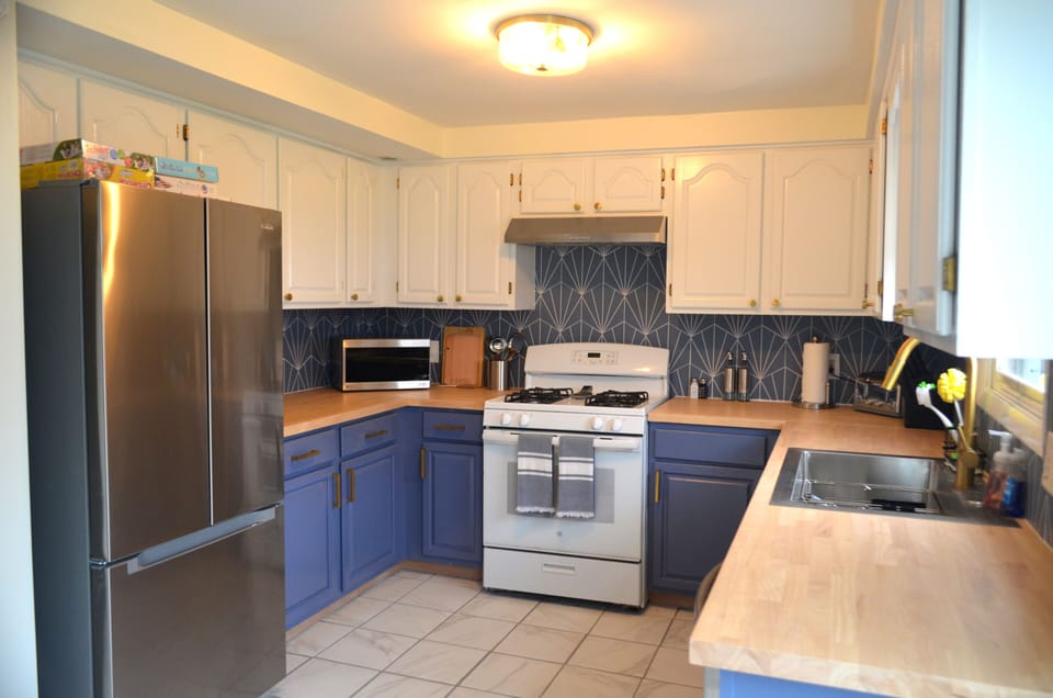 Full kitchen with cooking supplies provided.