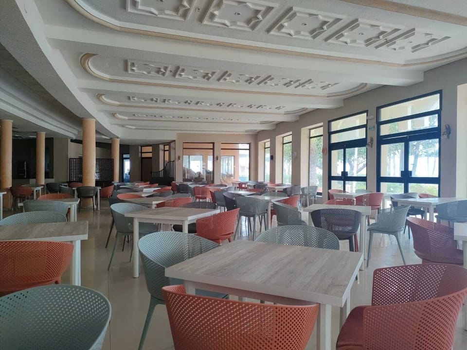 2 restaurants; breakfast, lunch, and dinner served