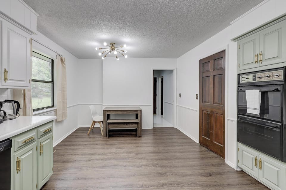 This breakfast nook is a perfect space for those non-cooks in your party to keep you company.