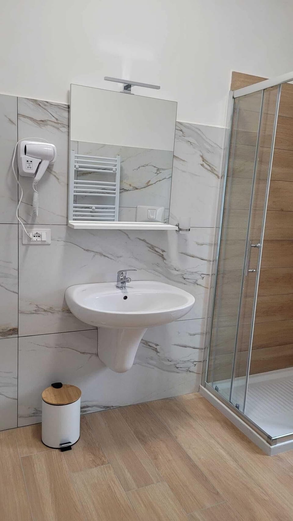 Comfort Double or Twin Room | Bathroom | Shower, rainfall showerhead, hair dryer, bidet