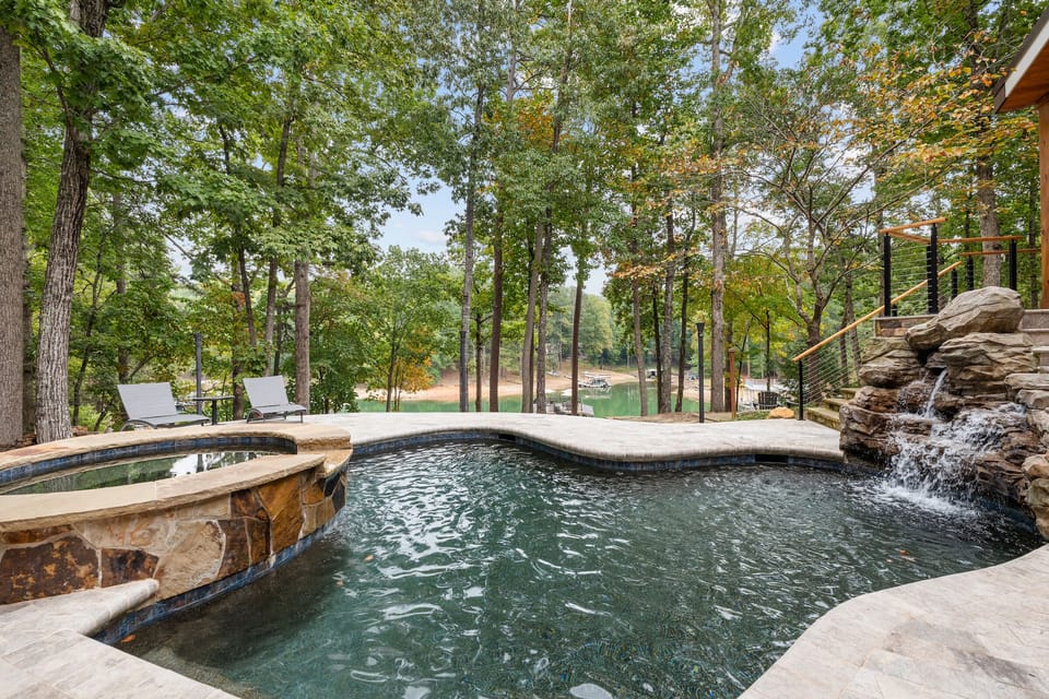 Gorgeous pool (winterized in winter months)