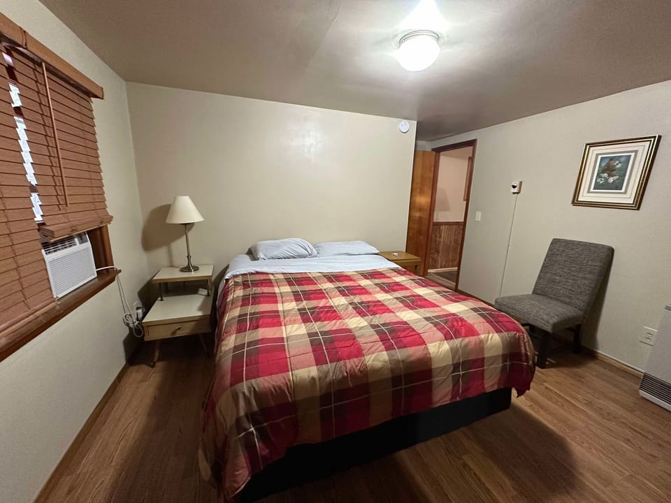 Second picture of queen bed in bedroom