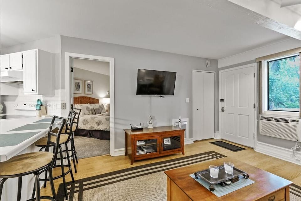 living room w flat screen tv and wi fi