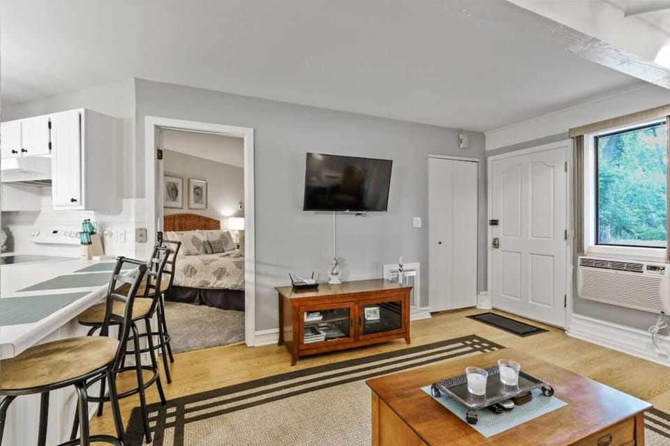 living room w flat screen tv and wi fi