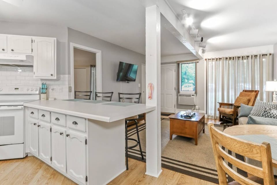 Kitchen/Living w 65" TV