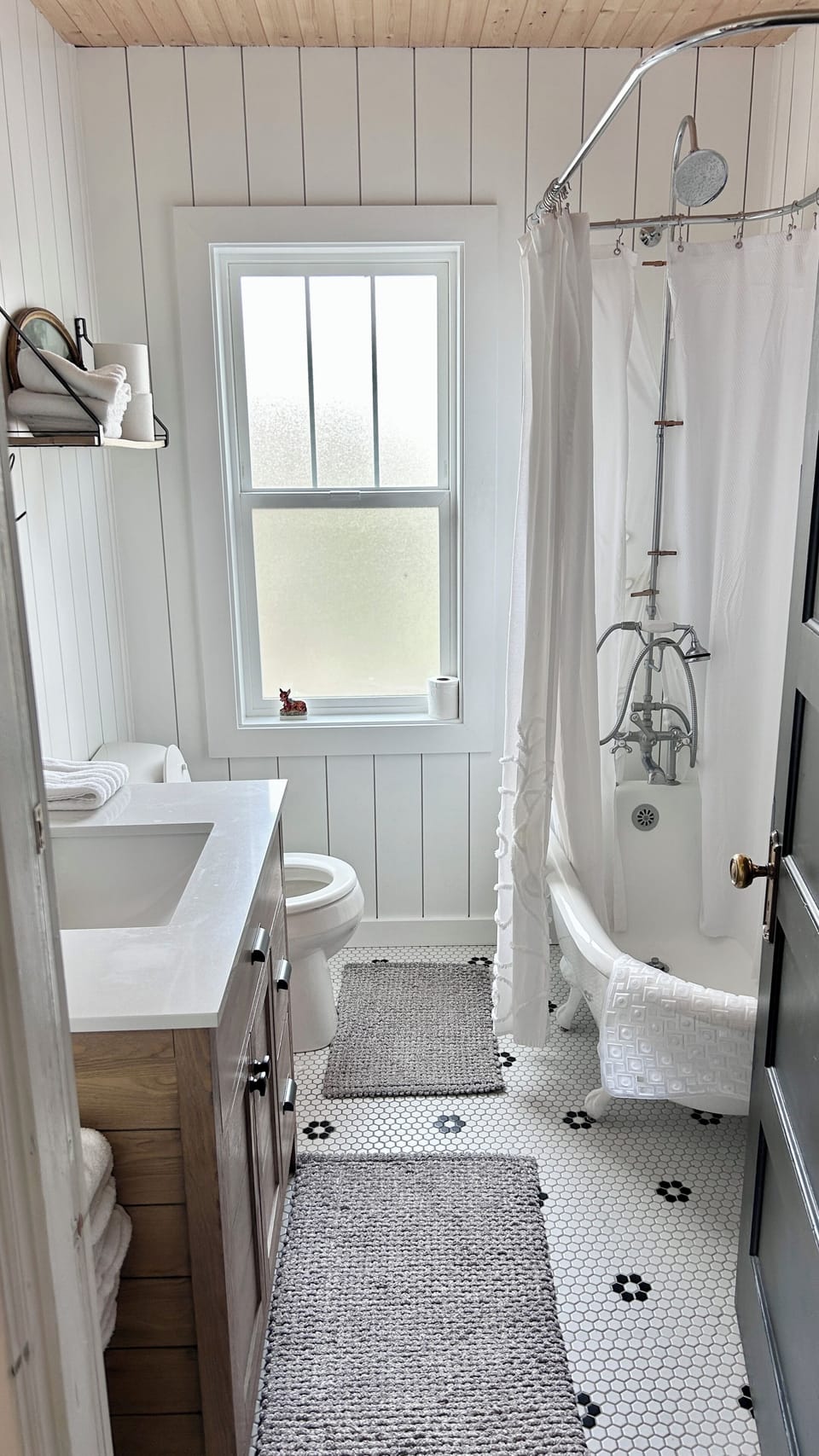 Please be aware that the bathtub may not be suitable for everyone. 