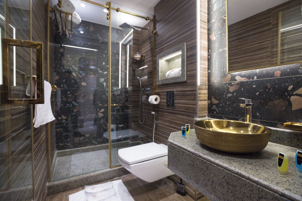 Deluxe Double Pyramids View | Bathroom | Shower, hair dryer, slippers, bidet