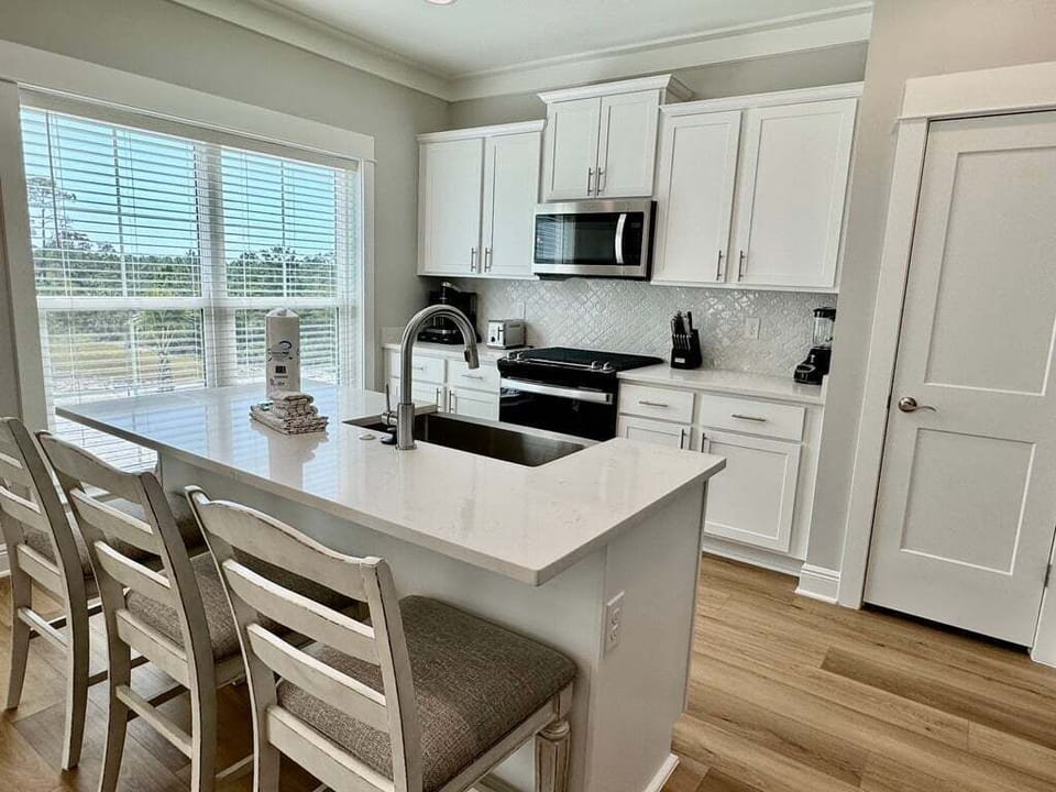 Welcome to Turtle's Nest in Summer Salt in Orange Beach! 3 Bedroom, 4 bathroom. Sleeps 9. 2nd level kitchen, dining room, living room and full bath.