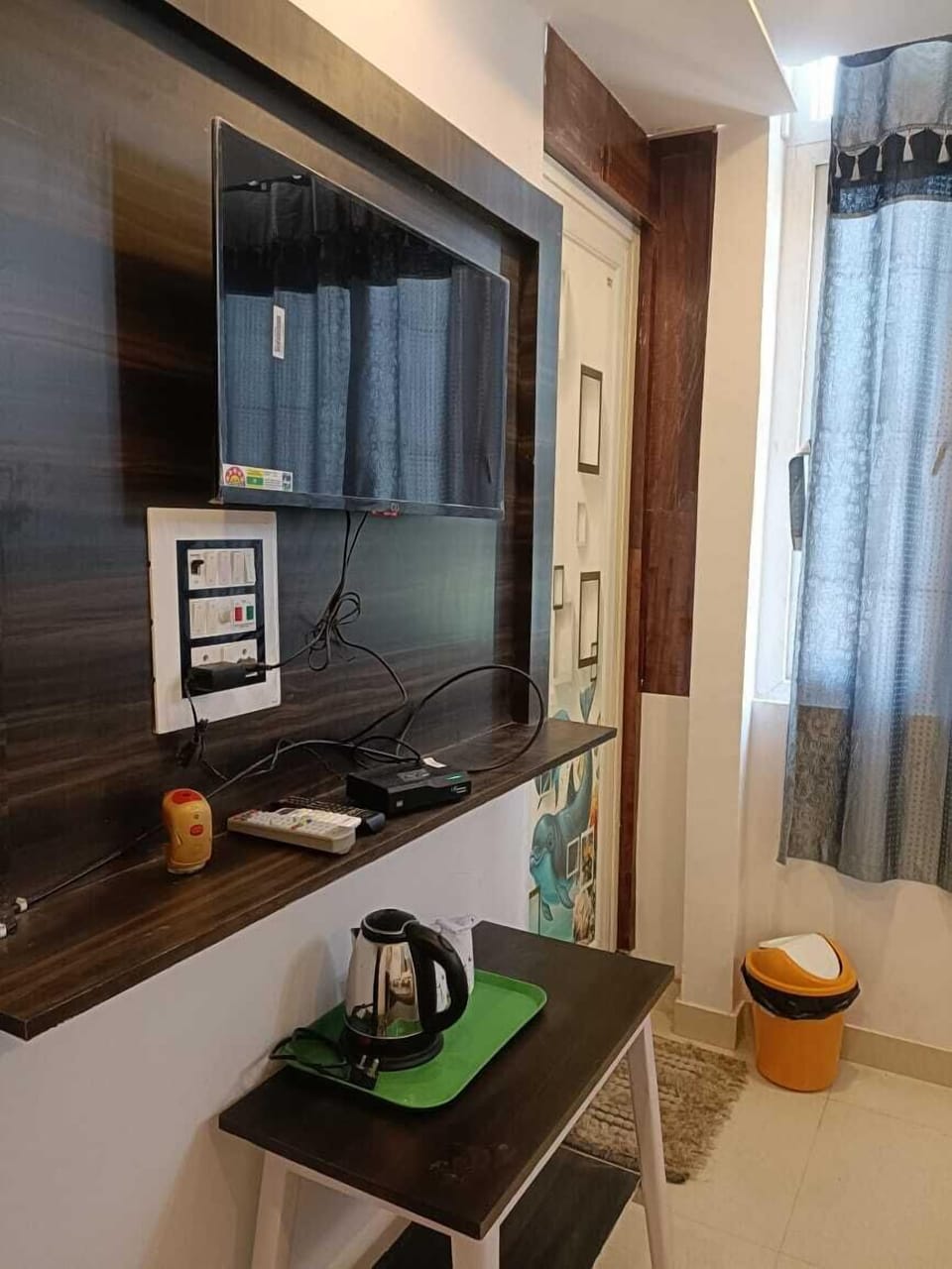 Executive Double Room, 1 Bedroom, City View | Living area | 32-inch LED TV with cable channels