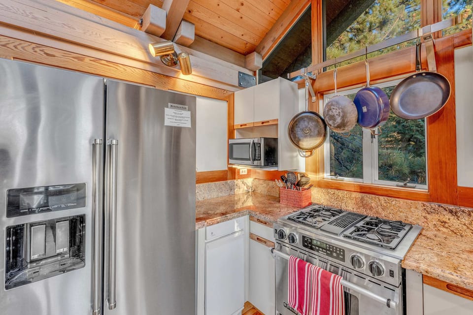 Kitchen: Open layout, stainless steel appliances, drip coffee maker, kitchen bar with 4 barstools
