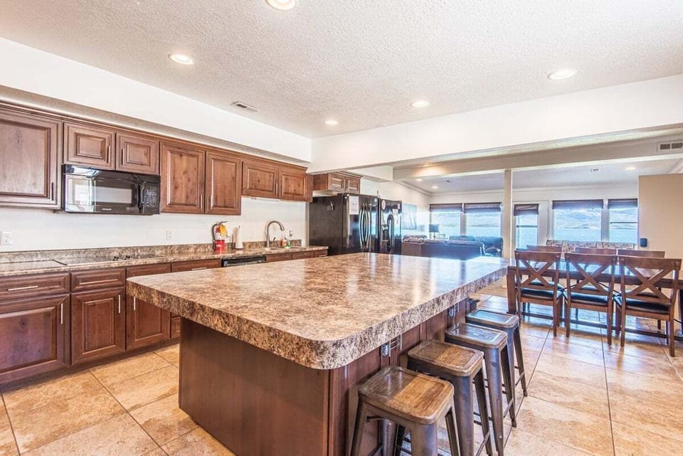 Forget restaurants! This kitchen has everything for delicious home-cooked meals.