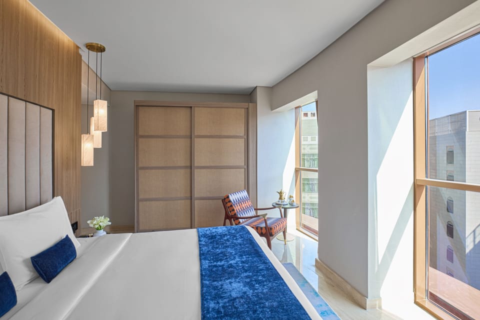 Deluxe Room, 1 King Bed (Club) | Hypo-allergenic bedding available, minibar (free items), in-room safe