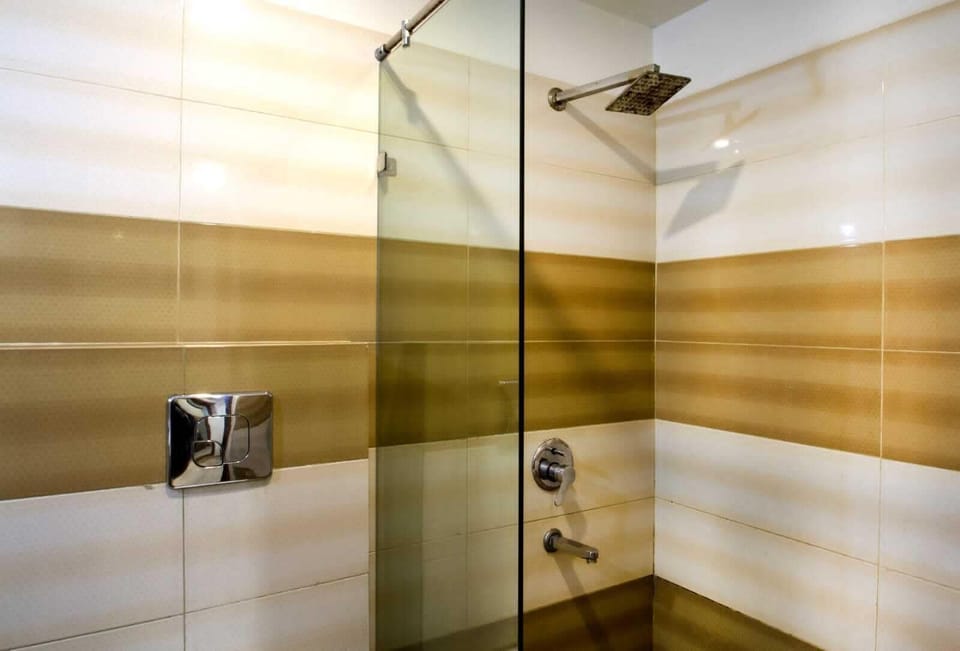 Superior Double or Twin Room | Bathroom | Shower, free toiletries, hair dryer, slippers