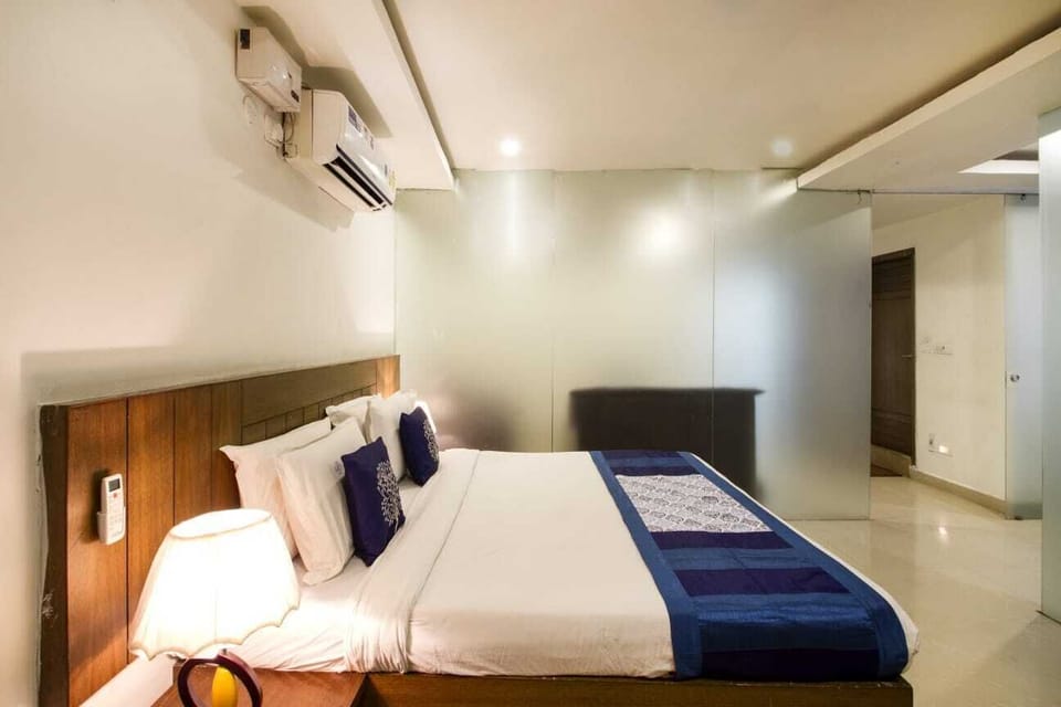 Business Suite, 1 King Bed with Sofa bed | Desk, laptop workspace, blackout drapes, soundproofing