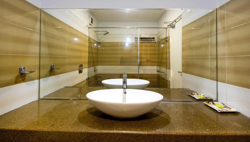 Business Suite, 1 King Bed with Sofa bed | Bathroom sink