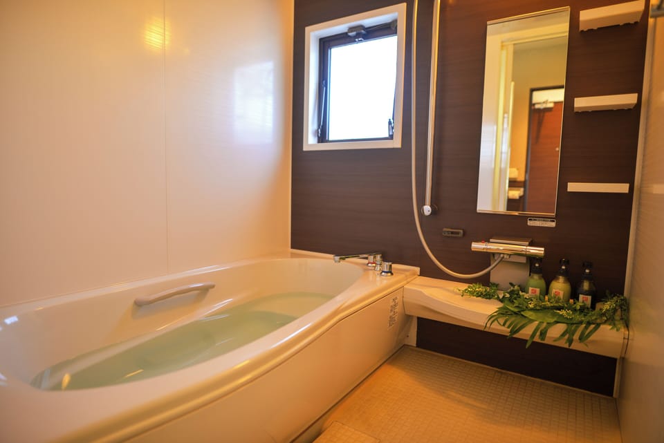 [Renovated]Deluxe Triple Room, Non Smoking | Bathroom | Free toiletries, slippers, bidet, towels