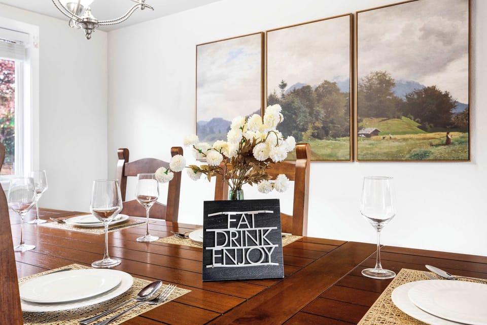  A beautifully set dining table with charming decor, ideal for cozy family meals or gatherings with friends. The rustic wood and soft lighting create a warm and inviting atmosphere.