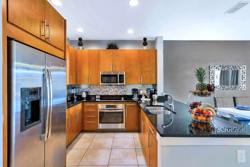 Fully equipped large kitchen with granite countertops, stainless steel appliances and bar areas#Disney #Parks #kingdom #springs #RegalOaks #resort #Vacation #Rental #waterpark #Kissimmee #Orlando #universal #citywalk