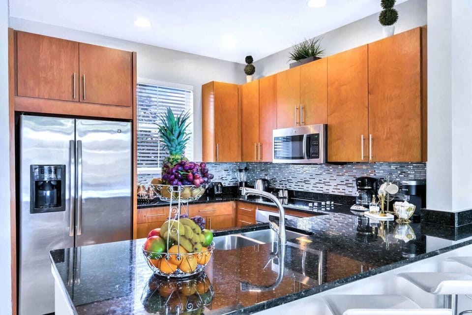 Fully equipped large kitchen with granite countertops, stainless steel appliances and bar areas#Disney #Parks #kingdom #springs #RegalOaks #resort #Vacation #Rental #waterpark #Kissimmee #Orlando #universal #citywalk
