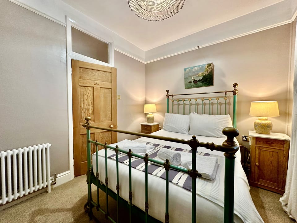 Windfall, Ryde: Bedroom 4'6 Victorian styled double bed
