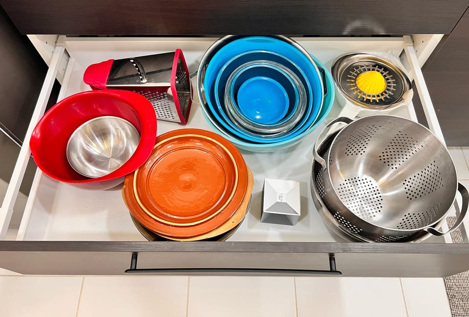 Kitchen is equipped with everything you need to make meals 