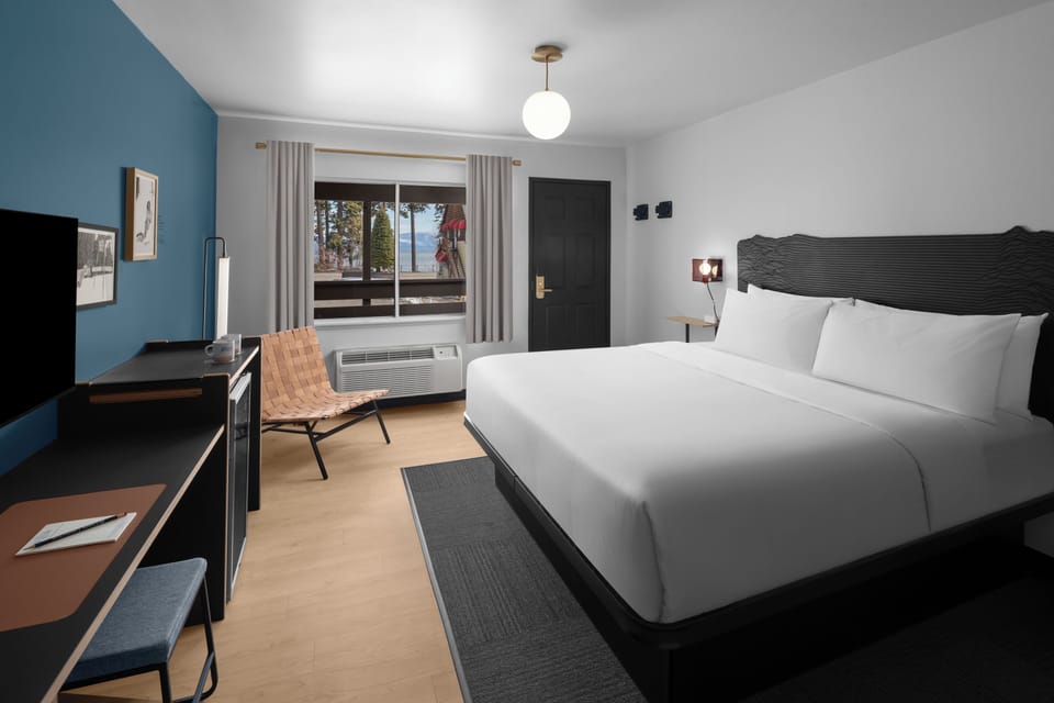 Classic Room, 1 King Bed, Patio | Premium bedding, pillowtop beds, desk, laptop workspace