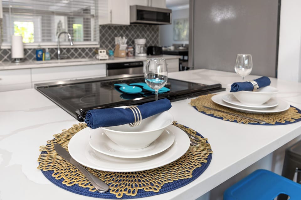 Kitchen Island Including Seating & Cooktop