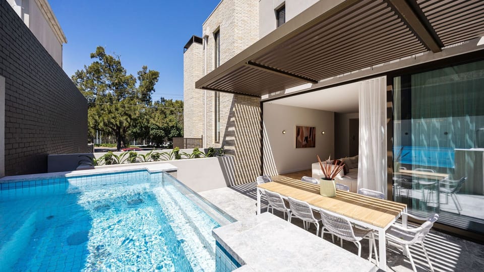 Gas heated plunge pool