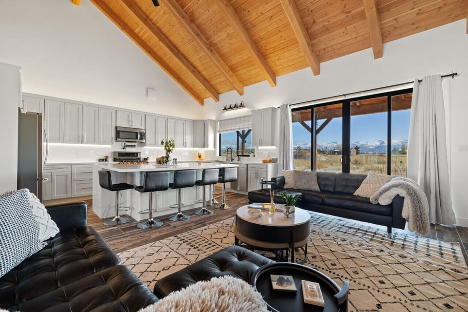 Breakfast Bar with Seating For 6